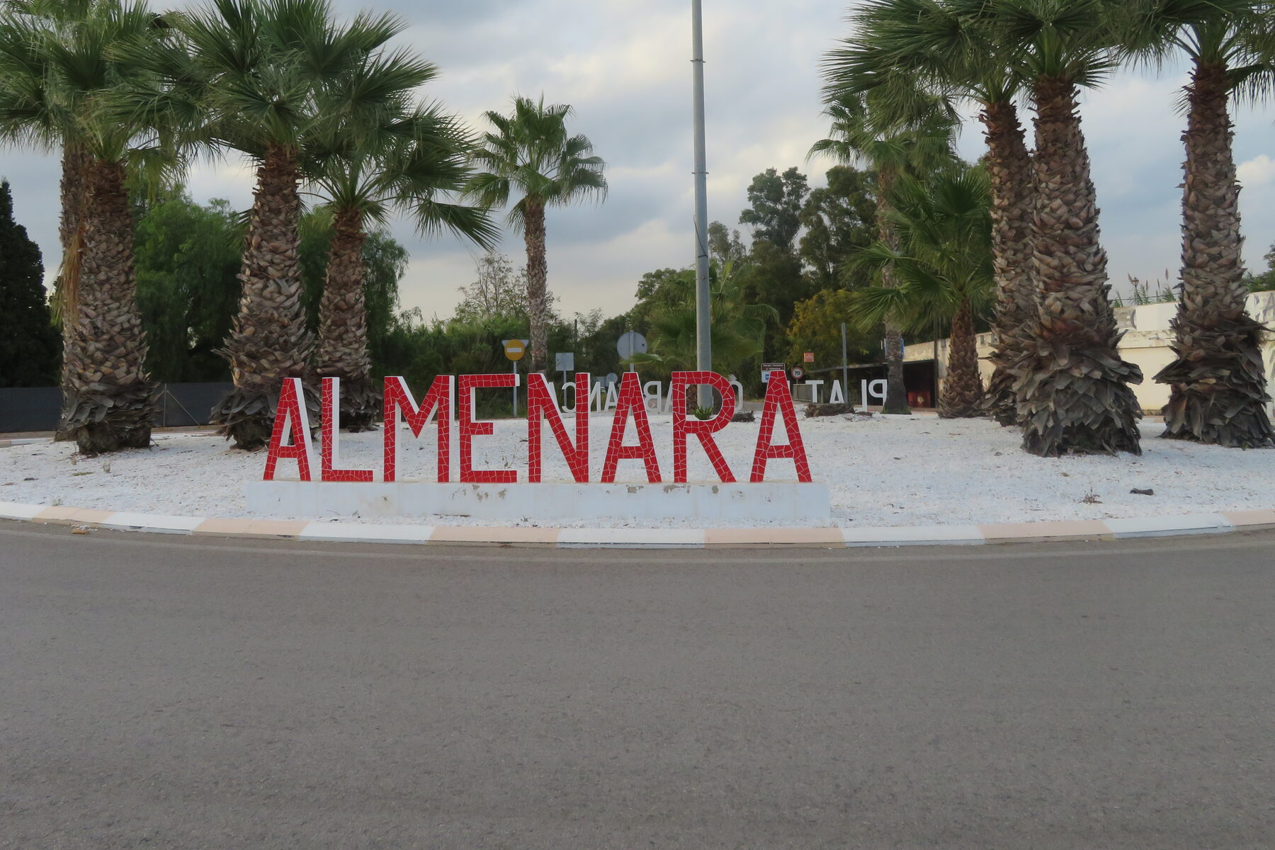 Letras corpóreas iluminadas en la rotonda de Almenara